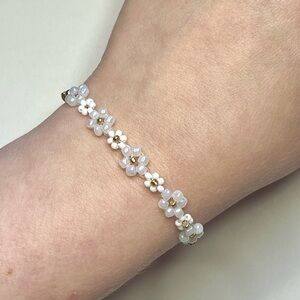 Dainty Daisy Chain Beaded Bracelet with Gold Accents